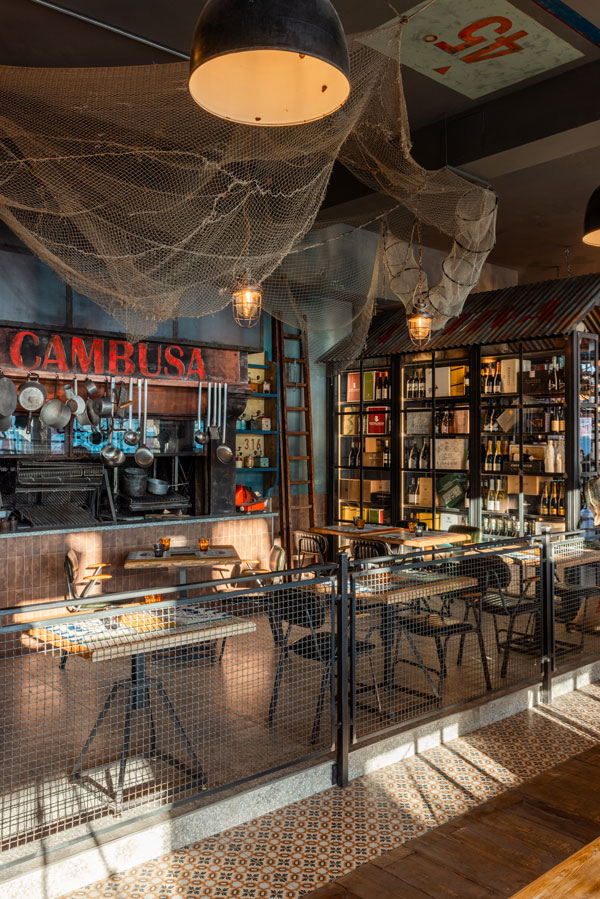 Gli interni del ristorante Ti Porto a Monza